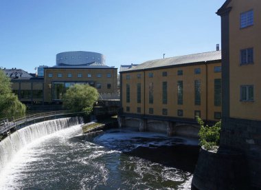 Şehirdeki şelale manzarası 