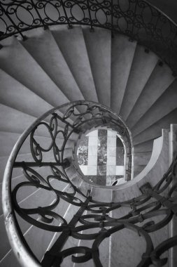 Sarmal merdivenin yüksek açılı görüntüsü 