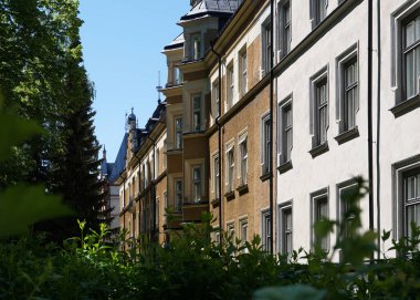 Mavi gökyüzüne karşı binaların düşük açılı görüntüsü 