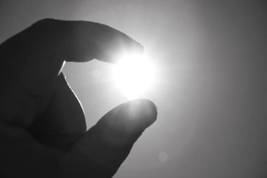 Güneşe karşı kırpılmış el 