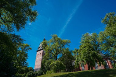 Mavi gökyüzüne karşı bir kilise manzarası 