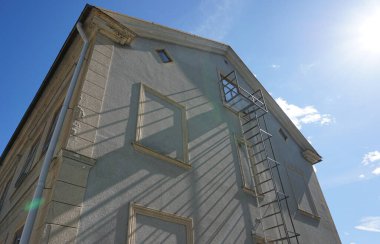 Güneşli bir günde binanın düşük açılı görüntüsü 