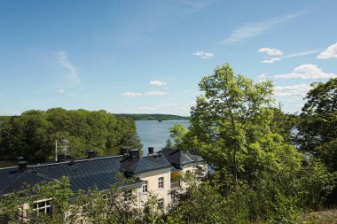Ağaçlar ve evler gökyüzüne karşı