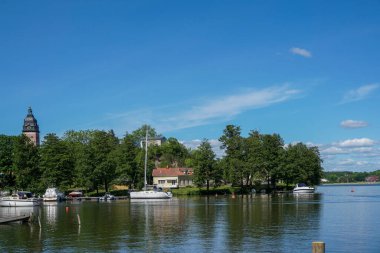 Göl manzarası mavi gökyüzüne karşı