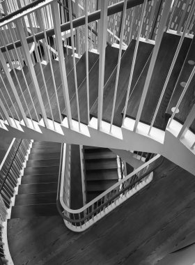 Bir merdivenin yüksek açılı görüntüsü 