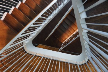 Bir merdivenin yüksek açılı görüntüsü 