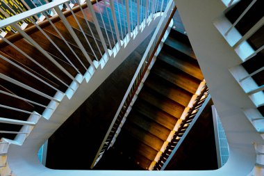 Bir merdivenin yüksek açılı görüntüsü 