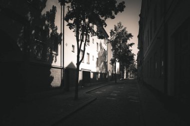 Binaların ortasındaki bir şehir caddesi manzarası