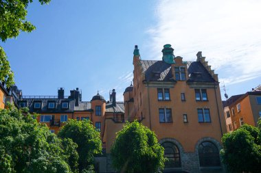 Gökyüzüne karşı binaların ve ağaçların alçak açılı görüntüsü 