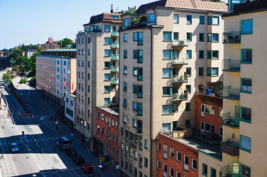 Yoldaki binaların yüksek açılı görüntüsü 