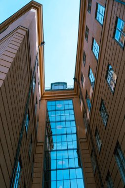 Gökyüzüne karşı inşa etmenin düşük açılı görüntüsü 