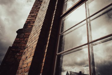 Tuğla binanın alçak açılı görüntüsü 