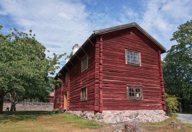 Gökyüzüne karşı terk edilmiş binanın düşük açılı görüntüsü