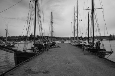 Şehirdeki rıhtımda birkaç gemi var.