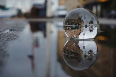 Su birikintisindeki kristal küreye yaklaş 