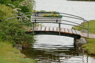 Kanalın üzerinde küçük bir köprü 