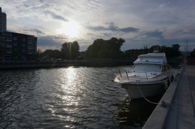 Limana bir tekne yanaştı. 