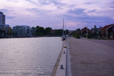 Şehirdeki bir kanal manzarası 