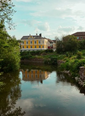 Kanal kenarındaki bir binanın görüntüsü 