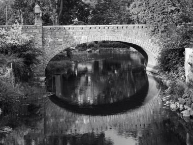 Kanalın üzerinde güzel bir taş köprü 