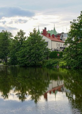 Akşamları göl kenarındaki bir binanın görüntüsü. 