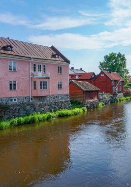 Yaz boyunca nehir kenarındaki binalar 