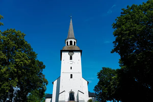 Mavi gökyüzüne karşı bir kilise kulesinin alçak açılı görüntüsü 