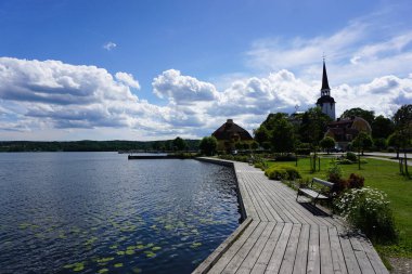 Bulutlu gökyüzüne karşı binaların görüntüsü