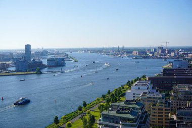 Nehir kenarındaki binaların temiz gökyüzüne karşı yüksek açılı görüntüsü