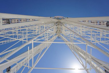 bir dönme dolap düşük açılı görünümü 