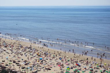 Deniz kenarında yüksek açılı bir sahil manzarası 