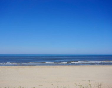 Deniz kenarında boş bir sahil. 