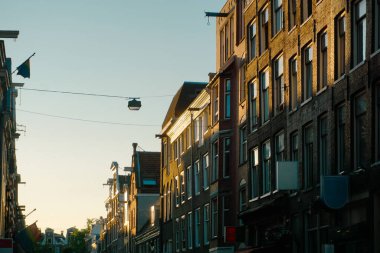 Gökyüzüne karşı binaların alçak açılı görüntüsü 