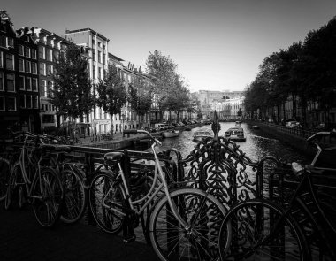 Köprüde park etmiş bisikletleri kapatın. 