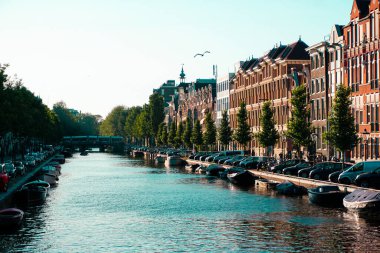 Akşamları şehirde bir kanal manzarası 