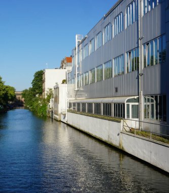 Kanal kenarında modern bir bina manzarası 