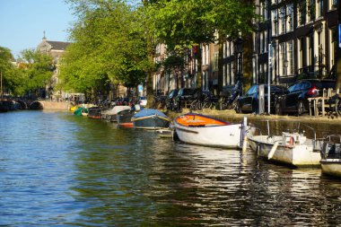 Akşam boyunca şehirde bir kanal manzarası 