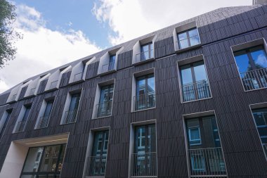 Modern bir binanın düşük açılı görüntüsü 