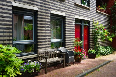 Binanın dışında bir bank. 