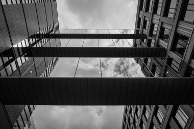 Gökyüzüne karşı modern binaların alçak açılı görüntüsü 