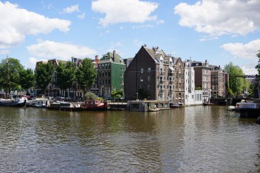 Kanal kenarında bir şehrin manzarası 