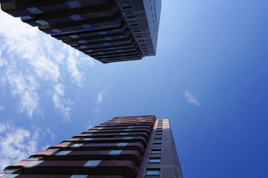 Gökyüzüne karşı modern apartmanların alçak açılı görüntüsü 