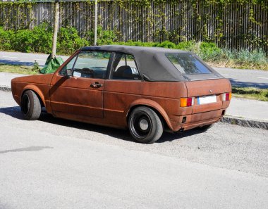 Yolun kenarına park etmiş bir araba.