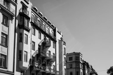 Gökyüzüne karşı binaların alçak açılı görüntüsü 