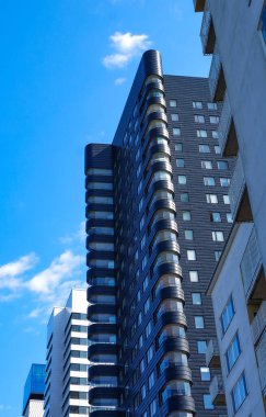 Gökyüzüne karşı modern binanın düşük açılı görüntüsü 