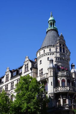 Klasik bir binanın düşük açılı görünümü 