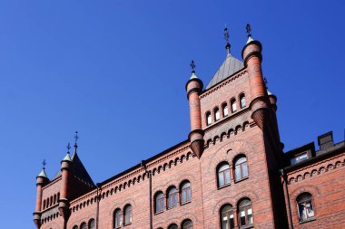 Mavi gökyüzüne bakan bir binanın alçak açılı görüntüsü 