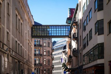 Gökyüzüne karşı binaların alçak açılı görüntüsü 