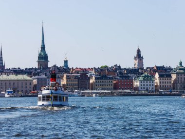 Açık gökyüzüne karşı şehirde bir gemi görüntüsü