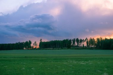 Gün batımında gökyüzü manzarası